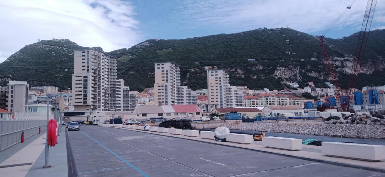Kings Wharf Quay29 - Large Studio Apartment With 3 Pools - Gym - Rock Views - Holiday And Short Let Apartments In غيبرالتار المظهر الخارجي الصورة